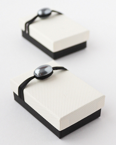 Футляр картонный с бусинкой, серия "МАЙЯ", 57х84х30мм. Белый+Чёрный