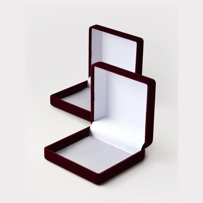 Футляр флокированный, квадратный, 90×90×40 мм, цвет бордовый
