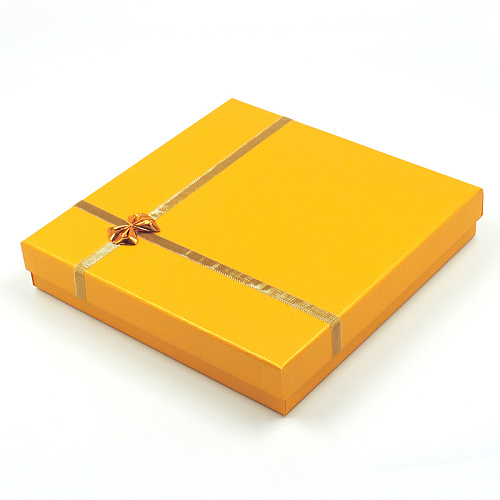 Футляр картонный с бантиком, серия "Подарочная", 190х190х35 мм. Золотистый