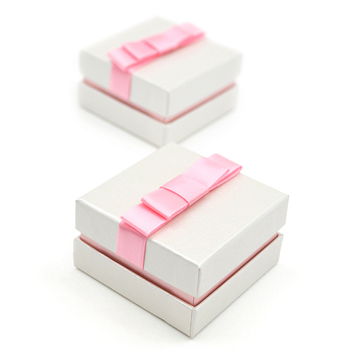 Футляр картонный с прослойкой с плоским бантиком, серия "КИРА", 60x60x36 мм. Белый+Розовый